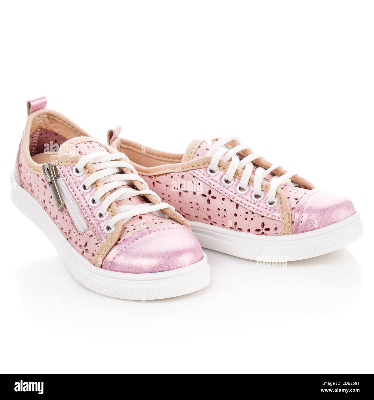 Bianco con sneakers rosa per ragazze su sfondo bianco. Foto per pubblicità  scarpe Foto stock - Alamy
