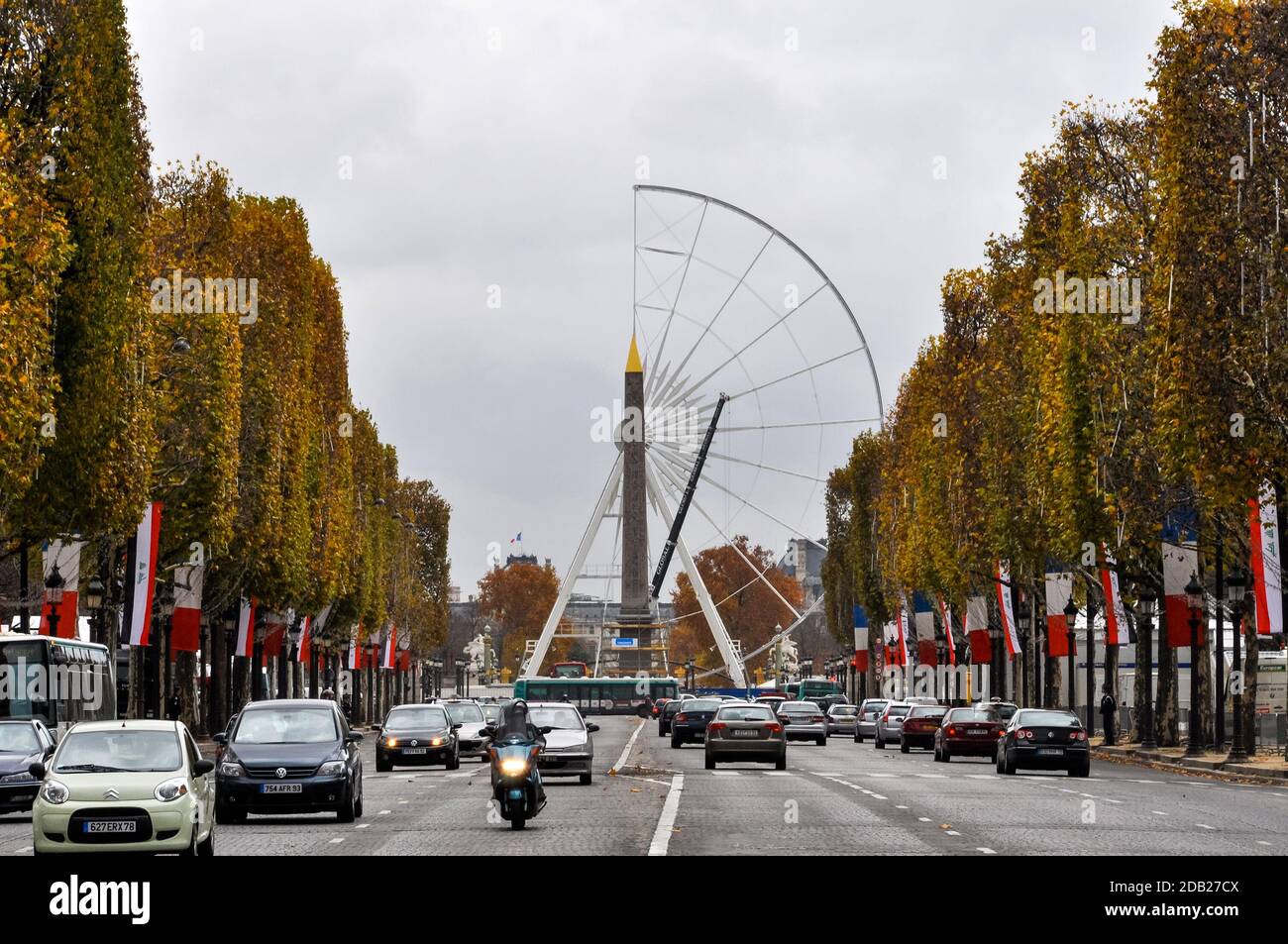 Ruota panoramica in costruzione in Piazza Concorde a Parigi Foto Stock