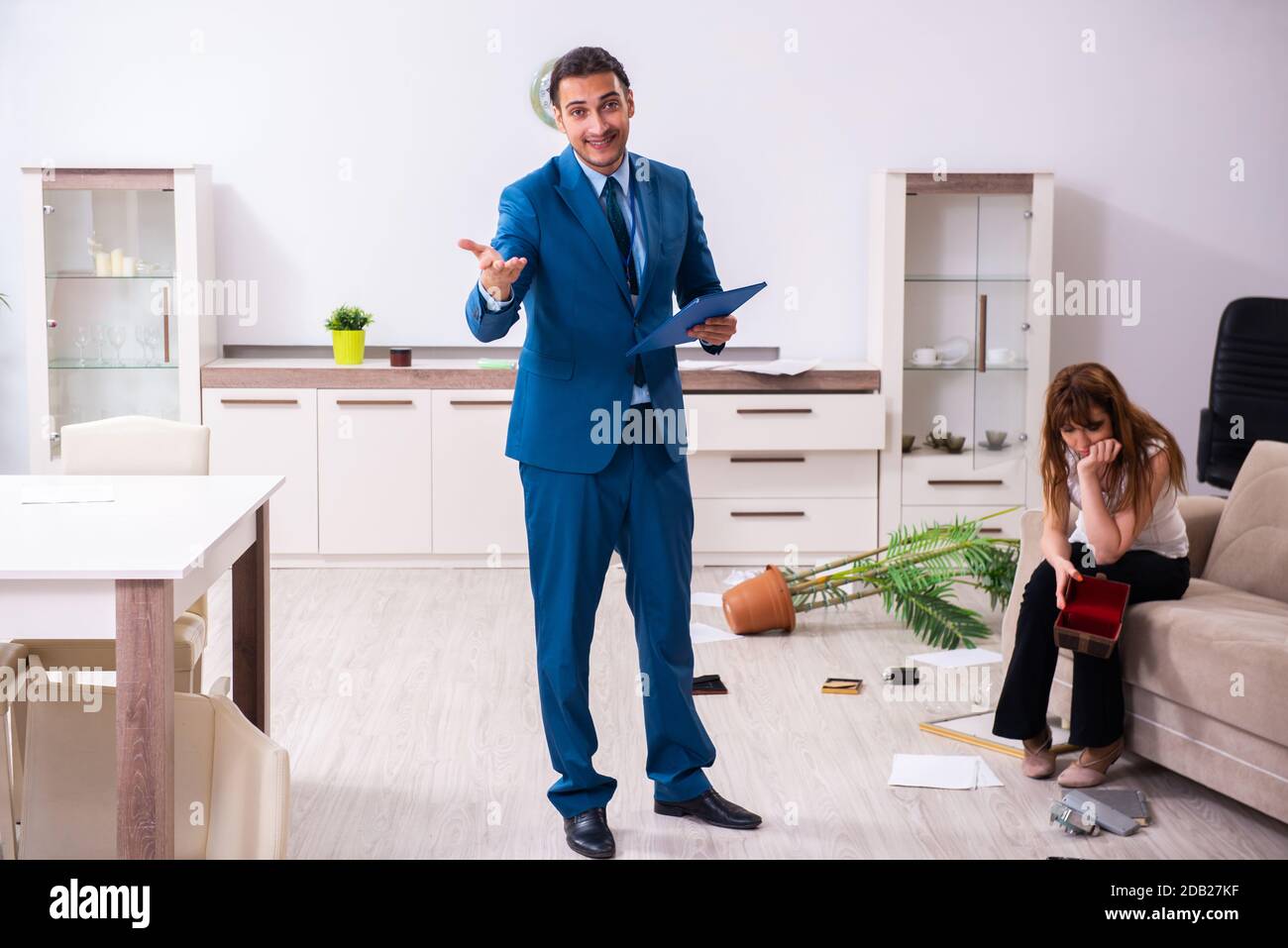 Donna proprietaria e poliziotto in casa concetto Foto Stock