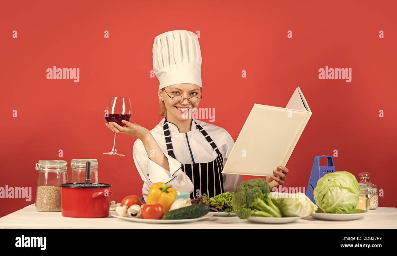 piacere di mangiare. chef donna ricerca ricette. istruzioni culinarie in internet. ristorante menu design. master class per la cucina di arte culinaria. cucina gourmet da chef. concetto di cucina a casa. Foto Stock