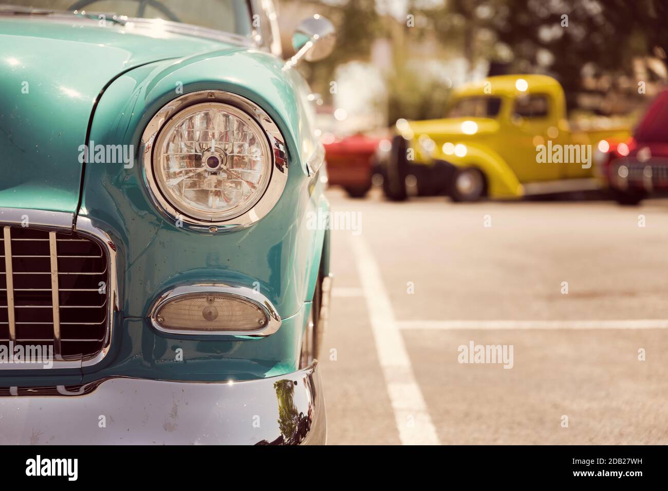 Primo piano dei fari per auto d'epoca classici Foto Stock