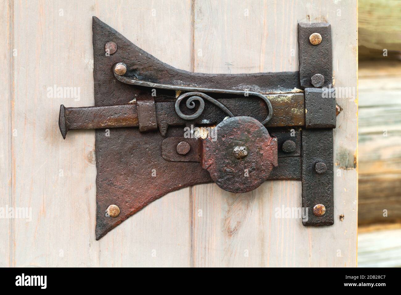 Serratura in ferro d'epoca di una vecchia porta in legno, primo piano foto Foto Stock