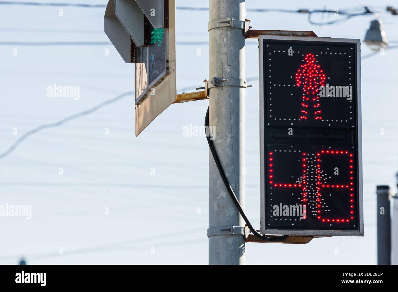 I semafori per i pedoni mostrano il segnale di arresto con il timer Foto Stock