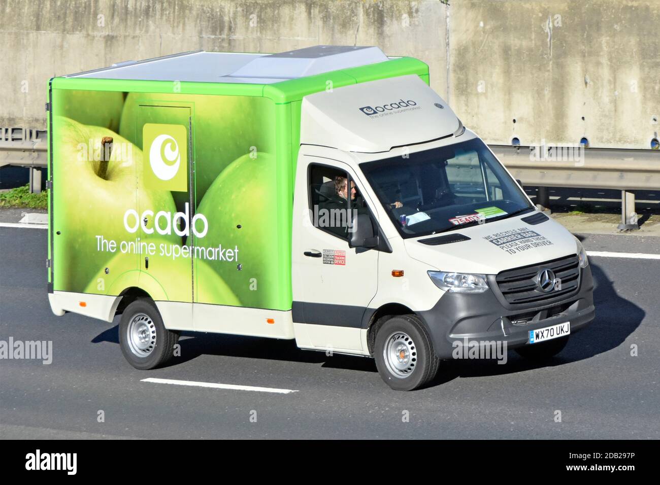 Ocado food supply chain delivery van online internet retail business  Acquisto di supermercati in joint venture con Marks e Spencer Autostrada  del Regno Unito Foto stock - Alamy