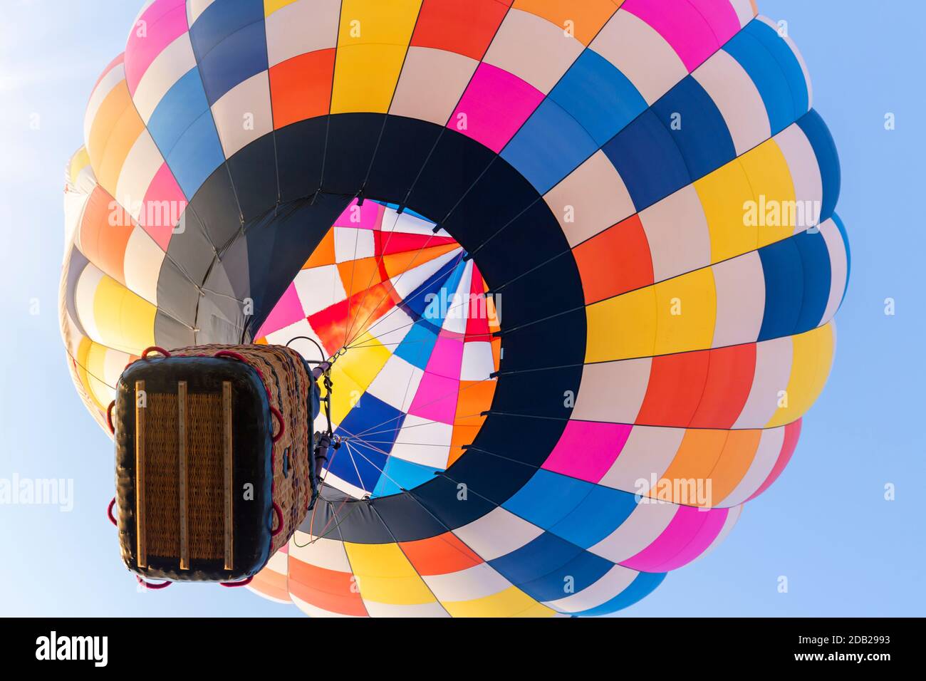 mongolfiera sul cielo azzurro soleggiato, primo piano Foto Stock