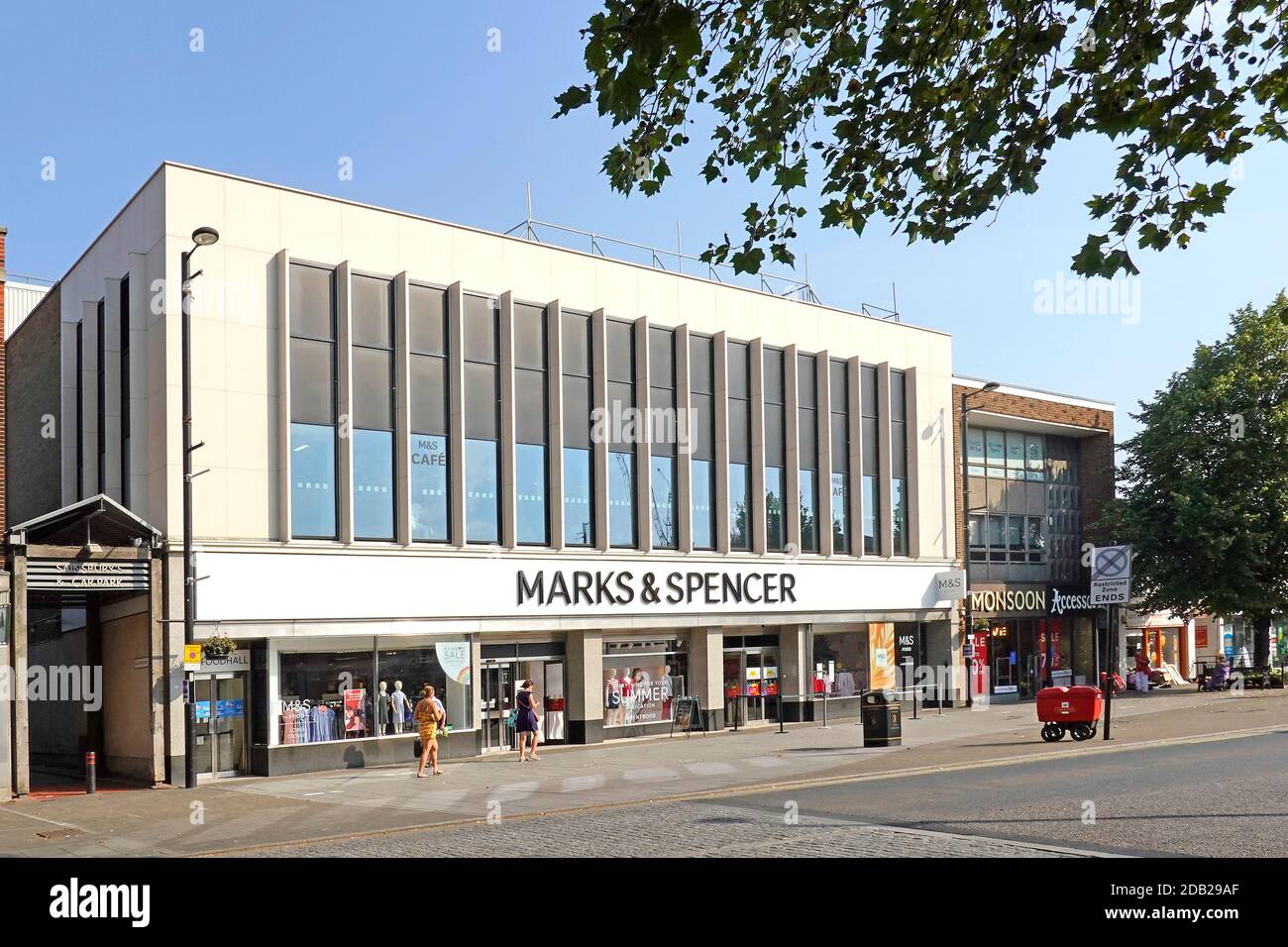 Scena di strada quasi deserta marciapiede al di fuori di Marks & Spencer alto negozio di strada alle 9.30:00 nei giorni feriali Covid 19 coronavirus pandemic Paura Brentwood UK Foto Stock