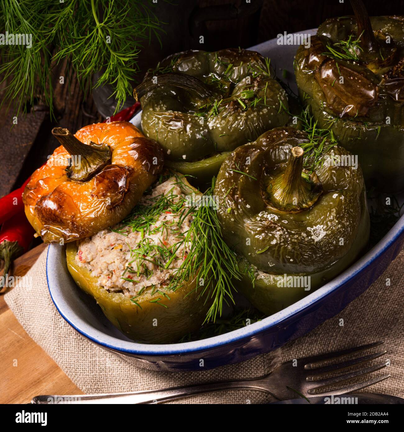 Peperoni ripieni con bulgur, zucchine e formaggio di pecora Foto Stock