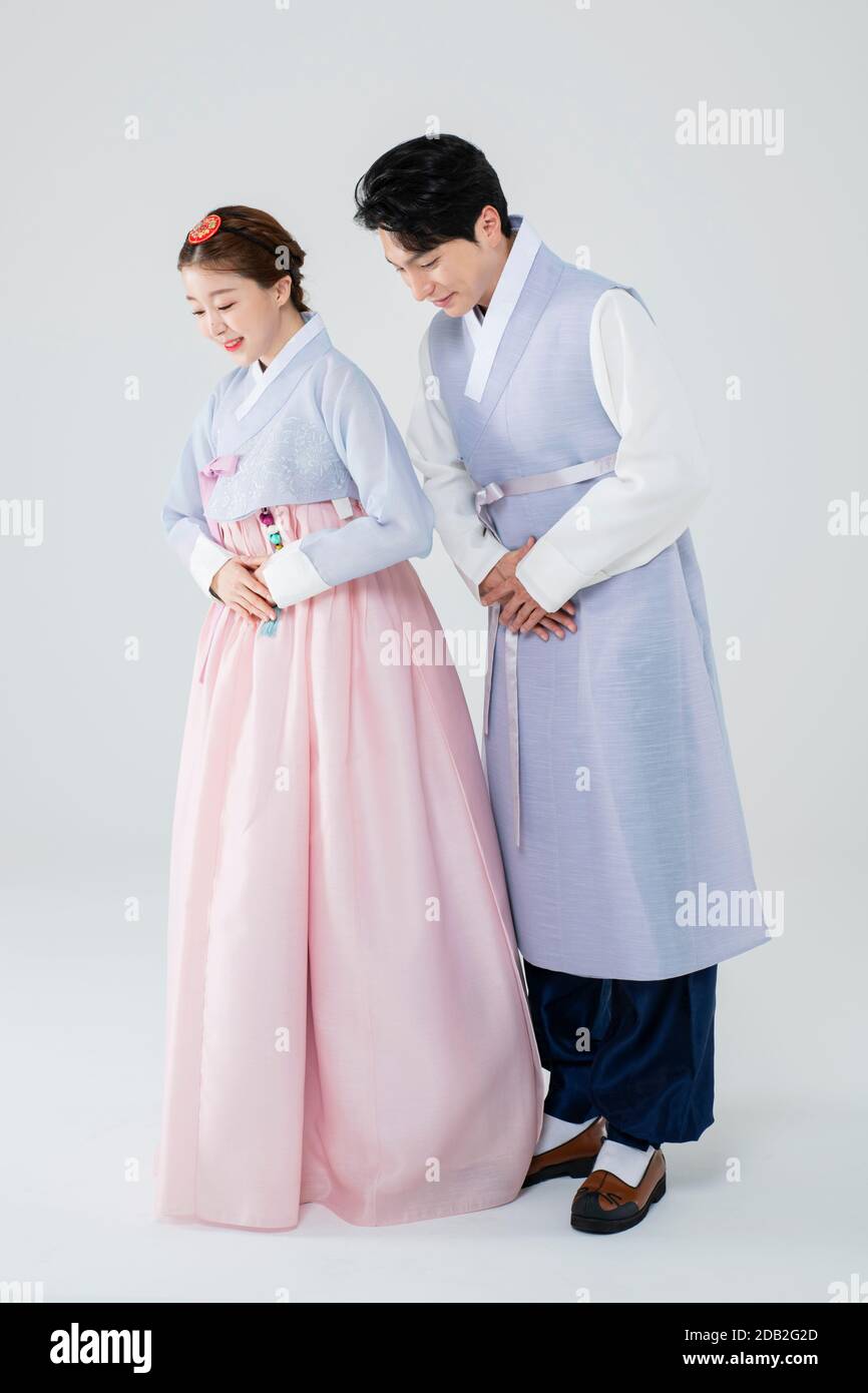 Uomo e donna in abiti tradizionali coreani Hanbok 079 Foto stock - Alamy