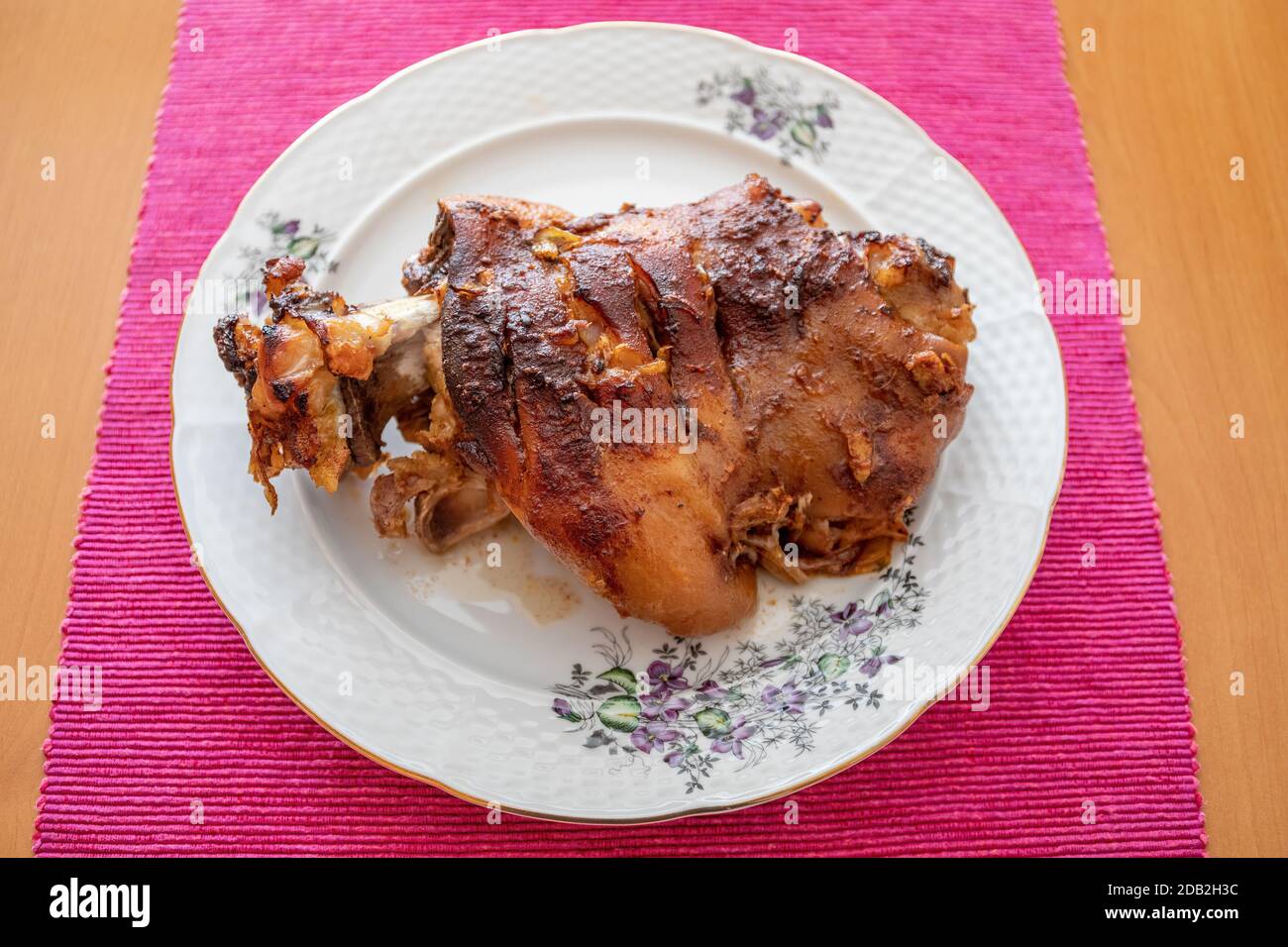 Ginocchio di maiale arrosto su piatto, cibo tradizionale della repubblica ceca Foto Stock