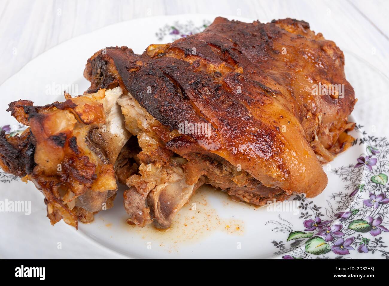Ginocchio di maiale arrosto su piatto, cibo tradizionale della repubblica ceca Foto Stock