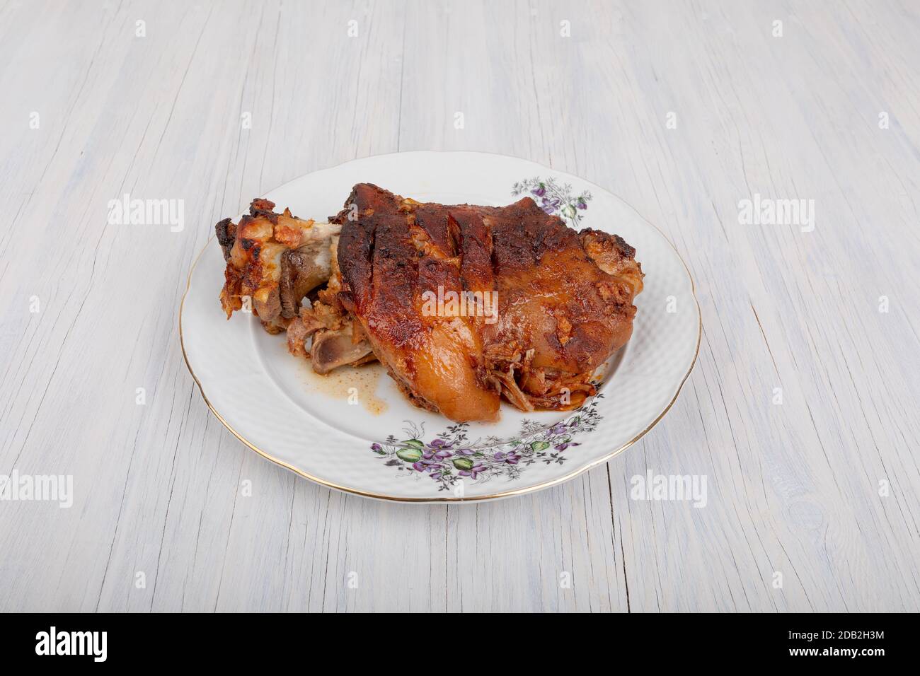 Ginocchio di maiale arrosto su piatto, cibo tradizionale della repubblica ceca Foto Stock