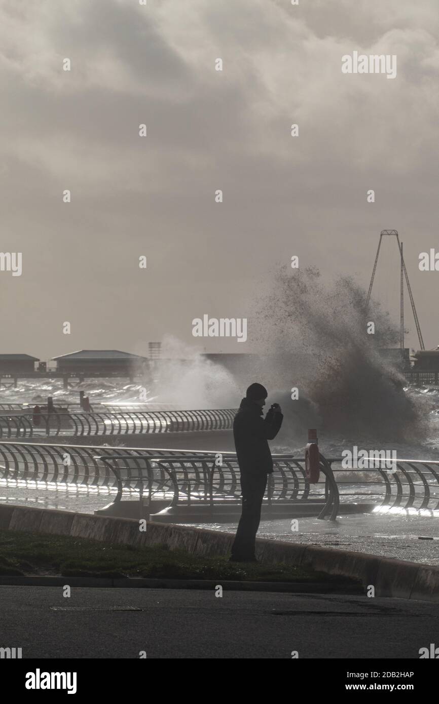 Blackpool, Regno Unito. 16 Nov 2020. Notizie meteo. Strongwinds combinato con l'alta marea fa hugh onde schiantare lungo la passeggiata. Credit: Gary Telford/Alamy Live News Foto Stock