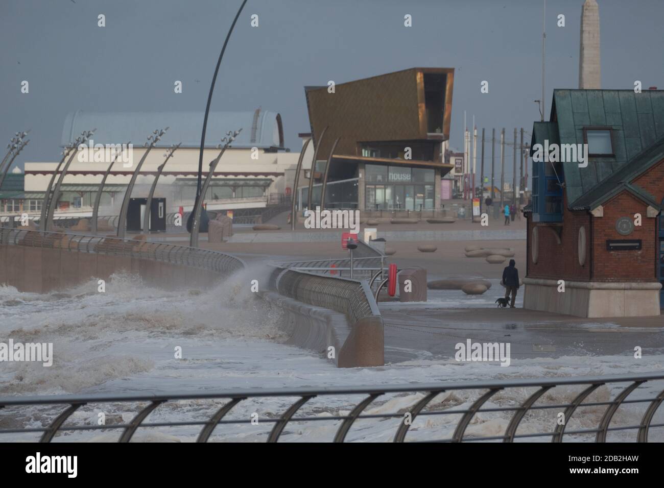 Blackpool, Regno Unito. 16 Nov 2020. Notizie meteo. Strongwinds combinato con l'alta marea fa hugh onde schiantare lungo la passeggiata. Credit: Gary Telford/Alamy Live News Foto Stock