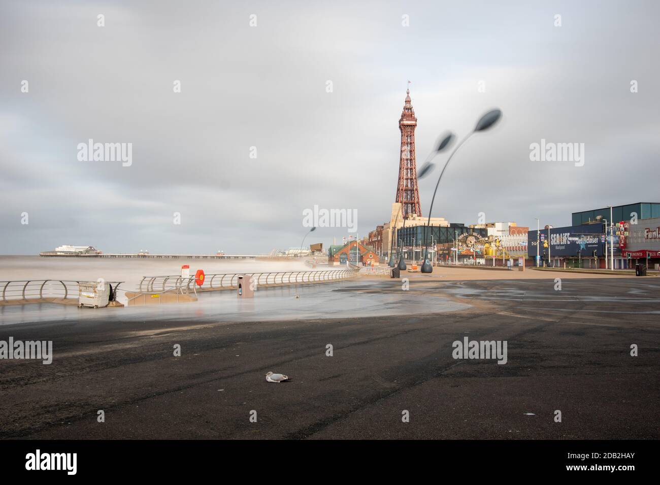 Blackpool, Regno Unito. 16 Nov 2020. Notizie meteo. Strongwinds combinato con l'alta marea fa hugh onde schiantare lungo la passeggiata. Credit: Gary Telford/Alamy Live News Foto Stock