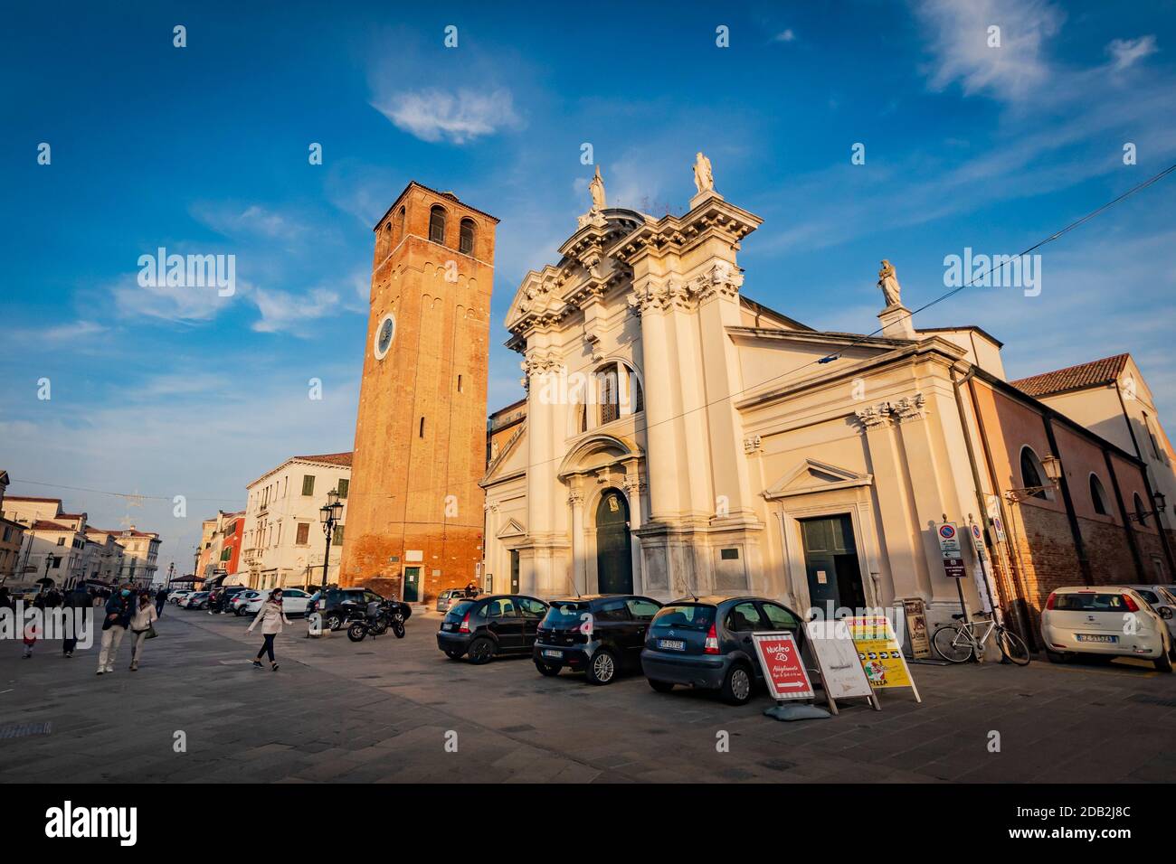 Vista panoramica del paesaggio urbano del centro di Chioggia - vicino a Venezia - con tipici edifici antichi italiani Foto Stock