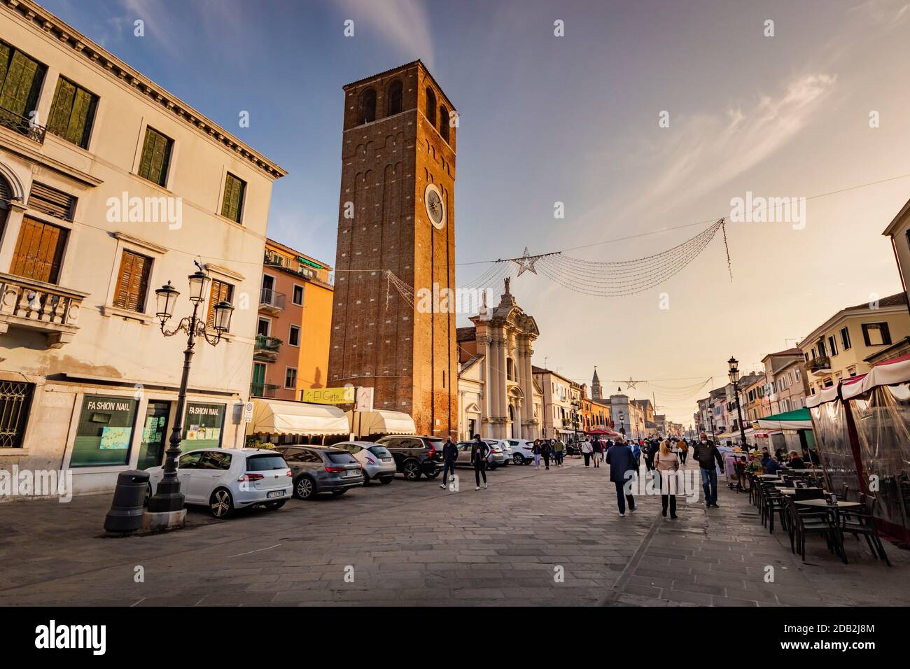 Vista panoramica del paesaggio urbano del centro di Chioggia - vicino a Venezia - con tipici edifici antichi italiani Foto Stock