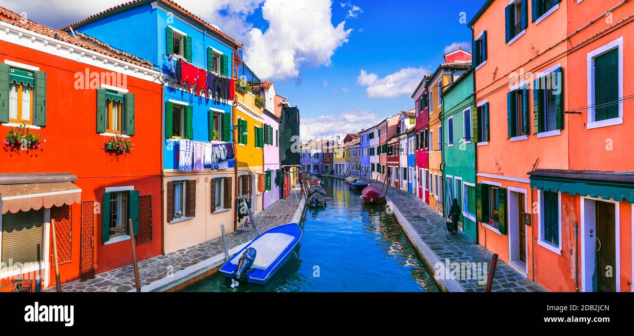 La città più colorata (luoghi) . Villaggio di pescatori di Burano con case dipinte. Isola vicino a Venezia. Viaggi in Italia e luoghi di interesse Foto Stock