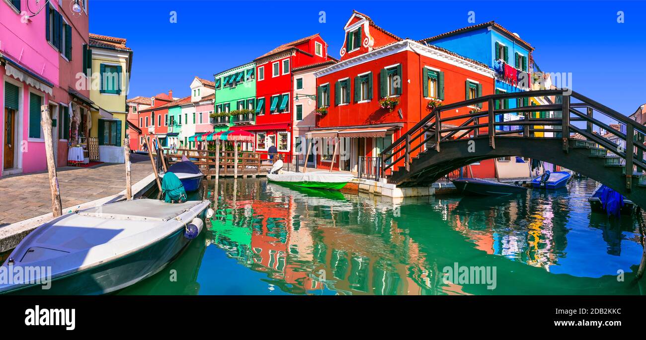 La più colorata città di pescatori (villaggio) Burano - Isola vicino a Venezia. Viaggi in Italia e luoghi di interesse Foto Stock