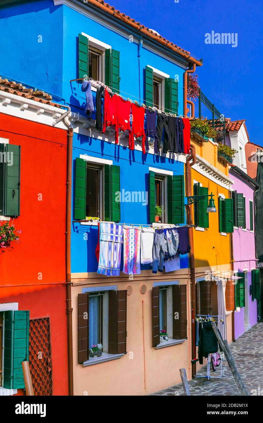 Colorate e luminose case del tradizionale villaggio di pescatori Burano vicino a Venezia. Popolare attrazione turistica. Italia Foto Stock