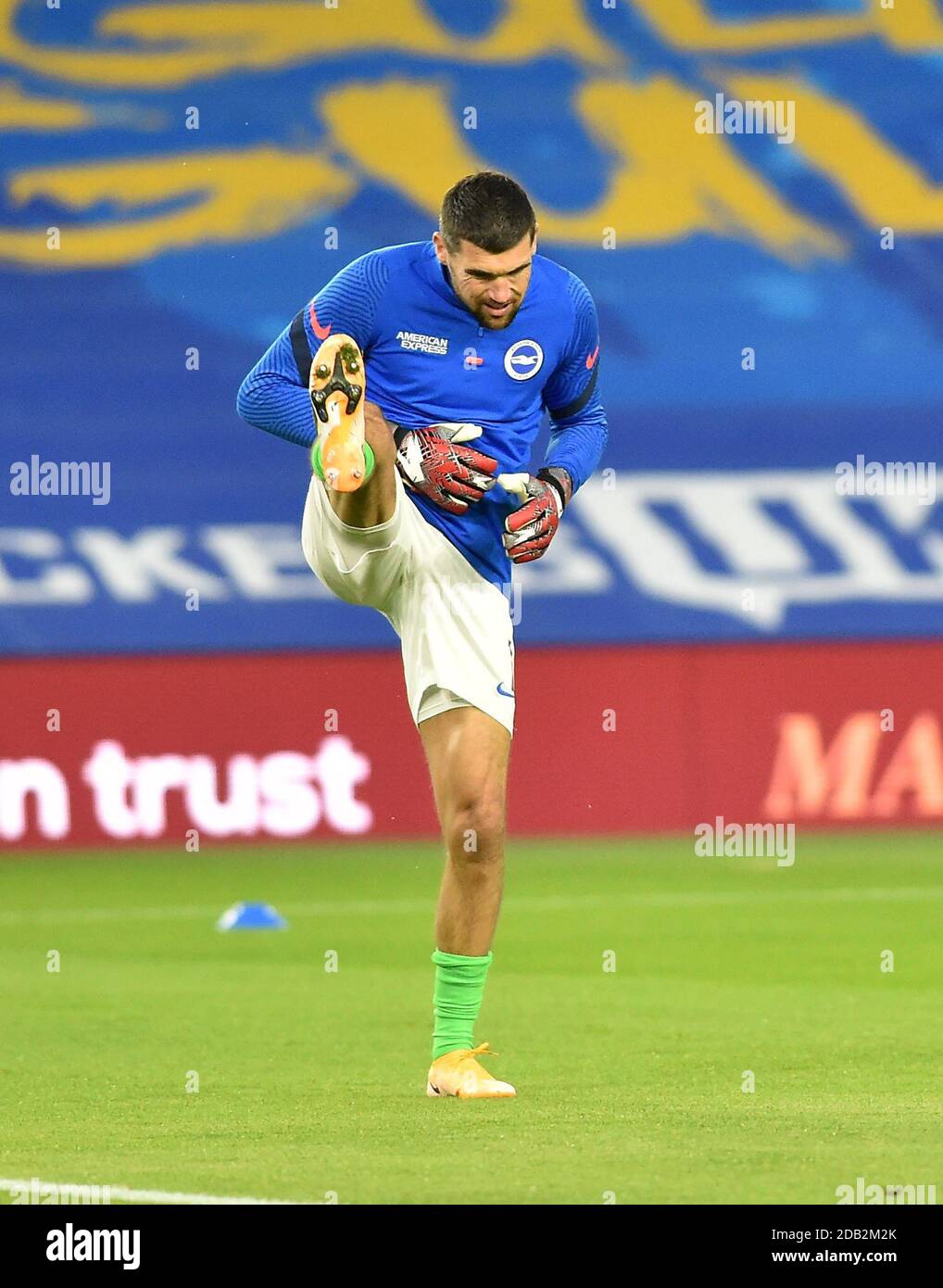 Mat Ryan di Brighton si riscalda durante la partita della Premier League tra Brighton e Hove Albion e Burnley all'American Express Stadium , Brighton , Regno Unito - 6 novembre 2020 - solo per uso editoriale. Nessuna merchandising. Per le immagini di calcio si applicano restrizioni fa e Premier League inc. Nessun utilizzo di Internet/mobile senza licenza FAPL - per i dettagli contattare Football Dataco Foto Stock