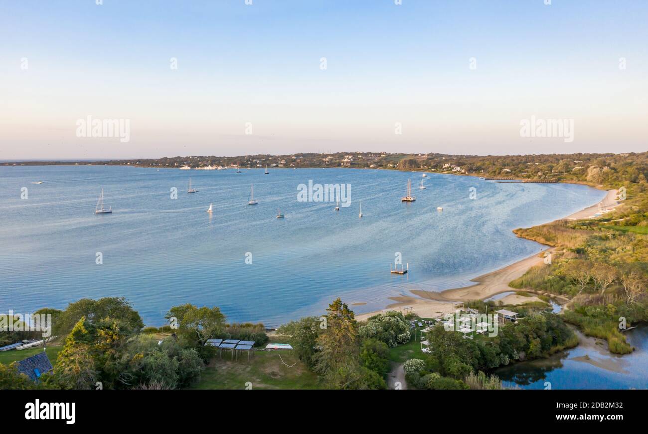 Immagine aerea del lago Montauk e la strada statale 27, Montauk, NY Foto Stock