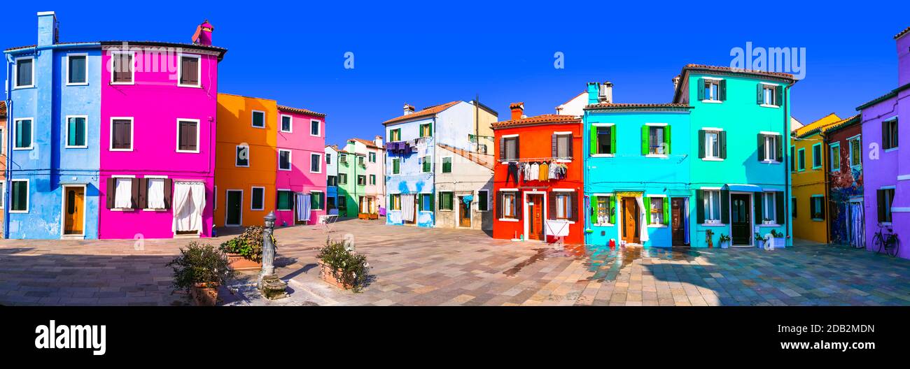 Città tradizionale più colorata (villaggio) Burano - Isola vicino a Venezia. Viaggi in Italia e luoghi di interesse Foto Stock