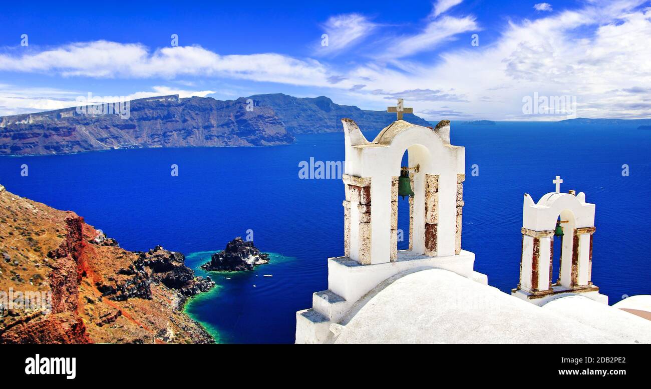 L'iconica Santorini - l'isola più bella d'Europa. Vista con le chiese tradizionali del villaggio di Oia. Grecia Foto Stock