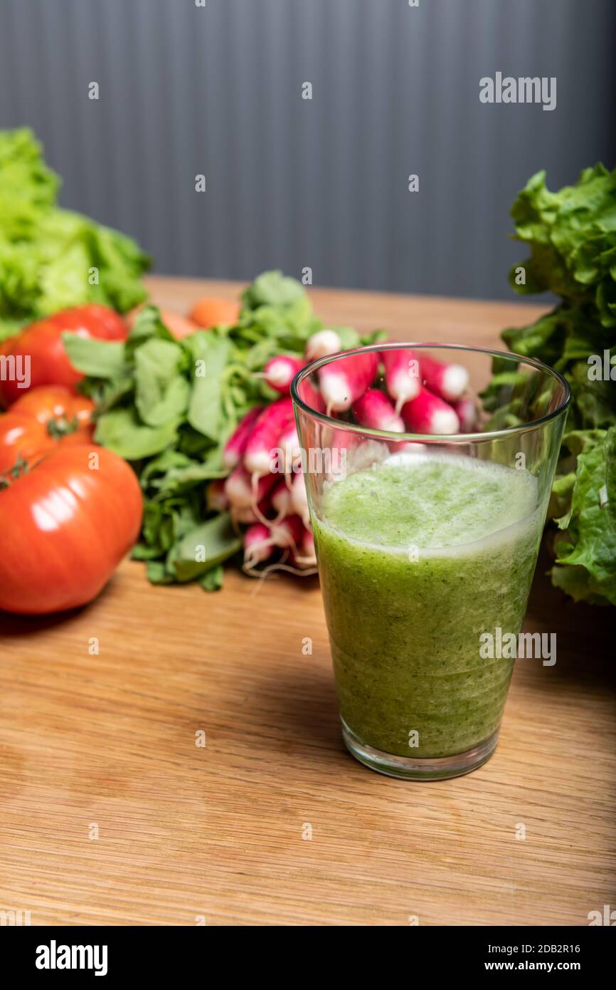 Succo vegetale e raccolto vegetale biologico vario su un legno tavolo da cucina Foto Stock