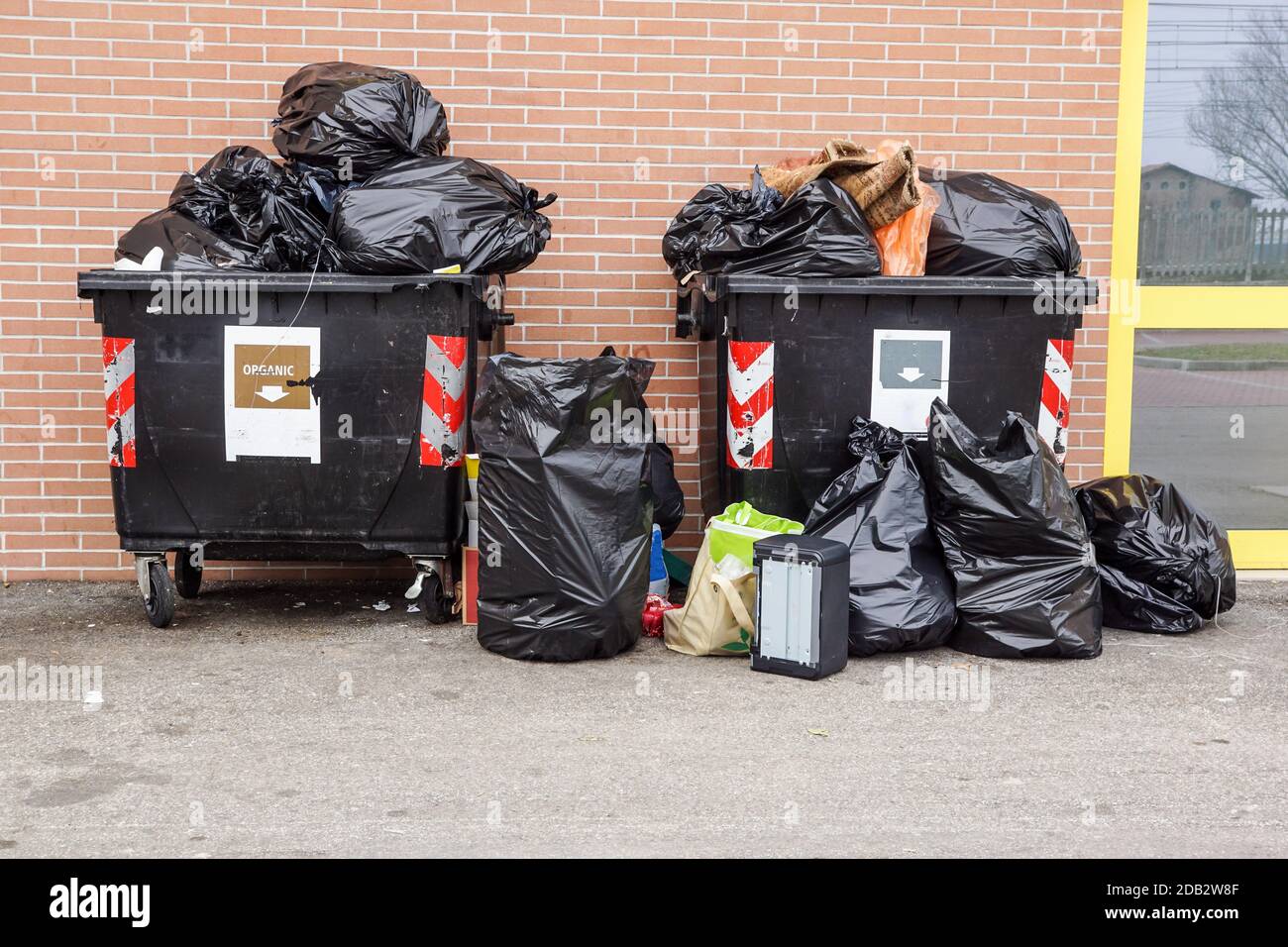 I cassonetti pieni di spazzatura Foto Stock