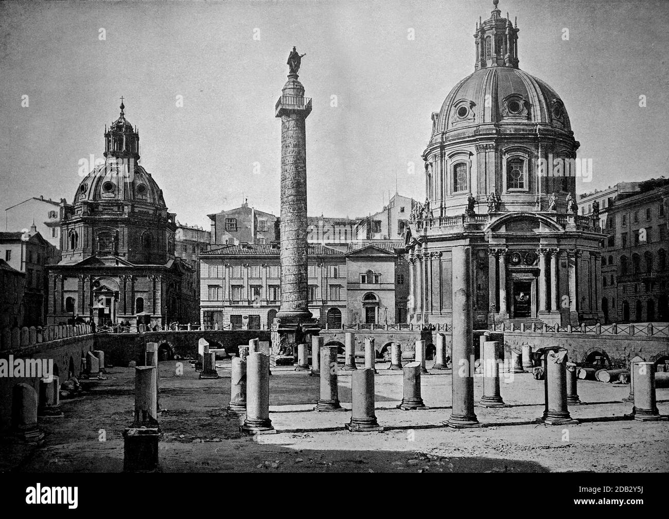 La colonna Traiana al Forum Trajanum di Roma, dopo una fotografia di circa 1875 / Die Trajanssäule auf der Forum Trajanum di Roma, Italien, nach einer Photographie aus ca 1875, Historisch, storico, Riproduzione digitale migliorata di un originale del 19 ° secolo / digitale Reproduktion einer Originalvollage aus dem 19. Jahrhundert, Foto Stock