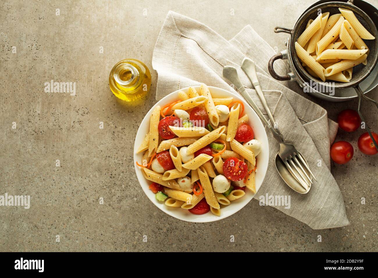 Pasto di pasta con mozzarella e verdure. Pasto sano di pasta. Foto Stock