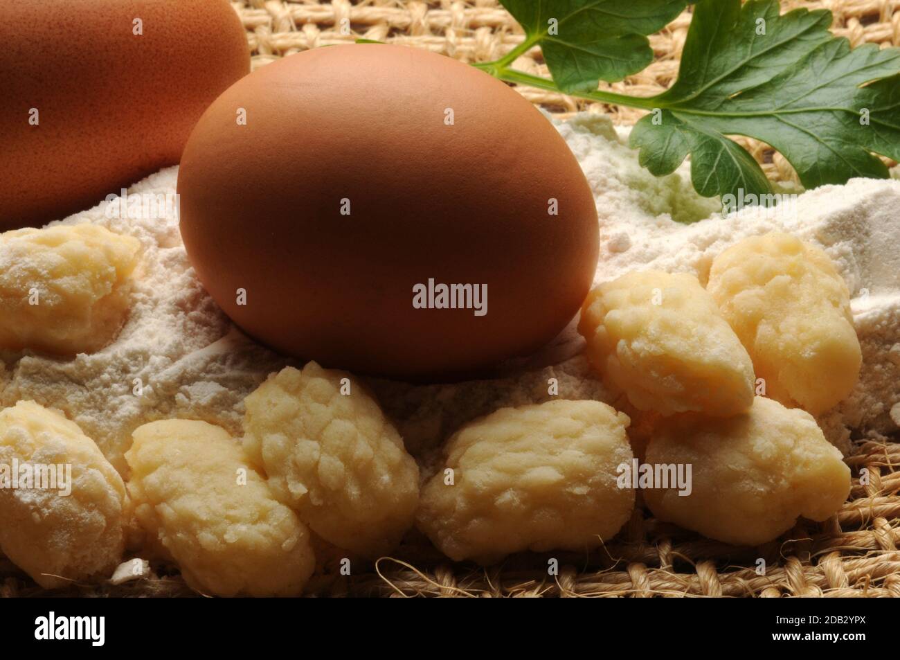 Gnocchi di patate crude con uova e farina Foto Stock