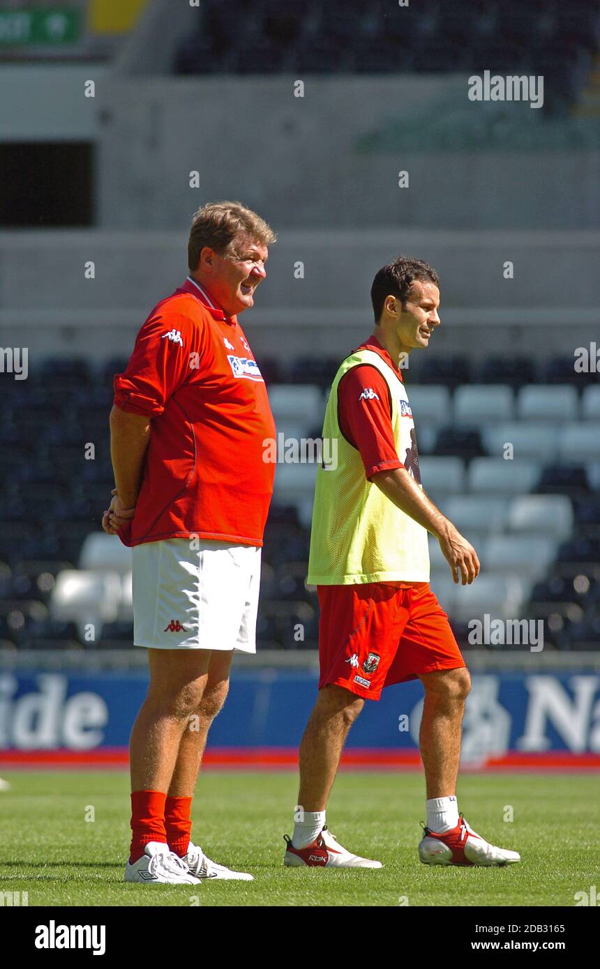 Ryan Giggs con il Manager John Toshack e la squadra di calcio del Galles al Liberty Stadium di Swansea, Regno Unito, nell'agosto 2005 Foto Stock Ryan Giggs con il Manager John Toshack e la squadra di calcio del Galles al Liberty Stadium di Swansea, Regno Unito, nell'agosto 2005 Foto Stock