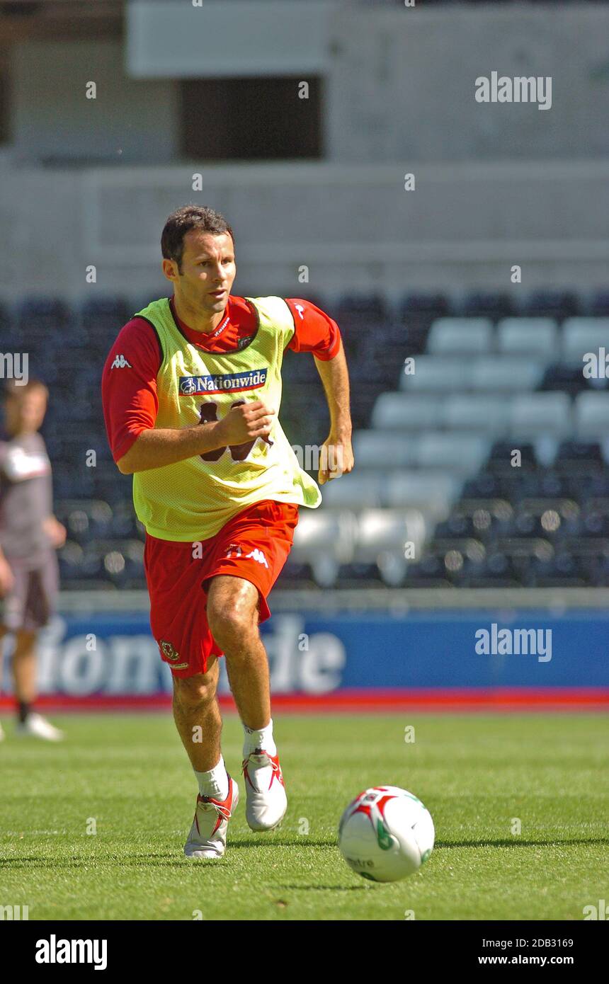 Ryan Giggs si allena con la squadra di calcio del Galles al Liberty Stadium di Swansea, Regno Unito, nell'agosto 2005 Foto Stock Ryan Giggs si allena con la squadra di calcio del Galles al Liberty Stadium di Swansea, Regno Unito, nell'agosto 2005 Foto Stock
