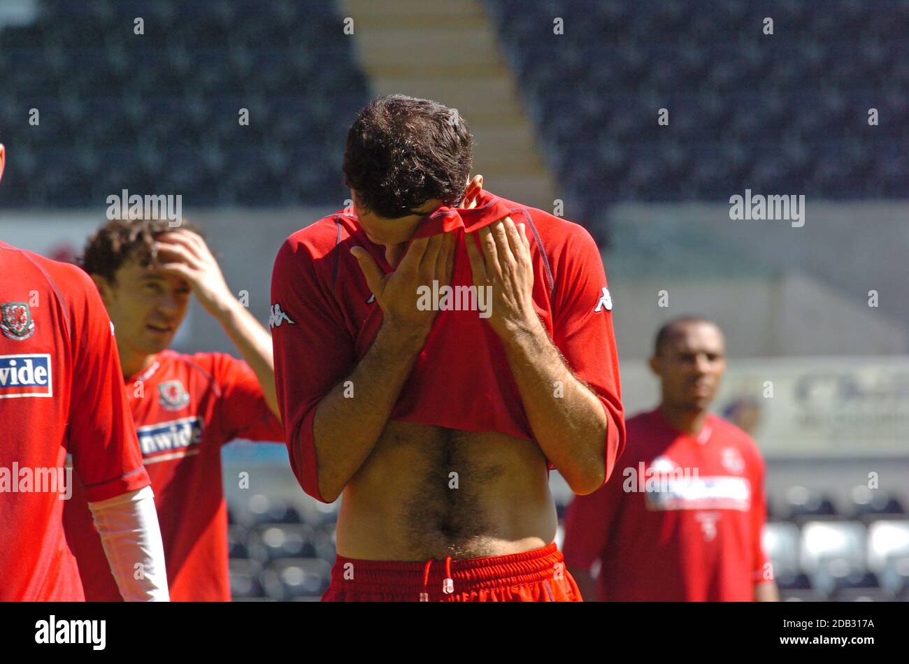 Ryan Giggs si allena con la squadra di calcio del Galles al Liberty Stadium di Swansea, Regno Unito, nell'agosto 2005 Foto Stock Ryan Giggs si allena con la squadra di calcio del Galles al Liberty Stadium di Swansea, Regno Unito, nell'agosto 2005 Foto Stock