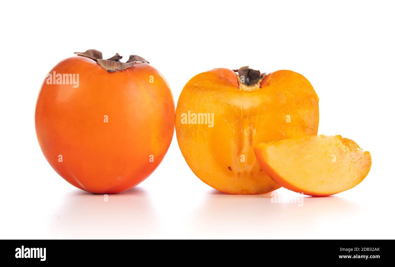 Khaki o Persimmon con un altro taglio a metà su sfondo bianco. Foto Stock