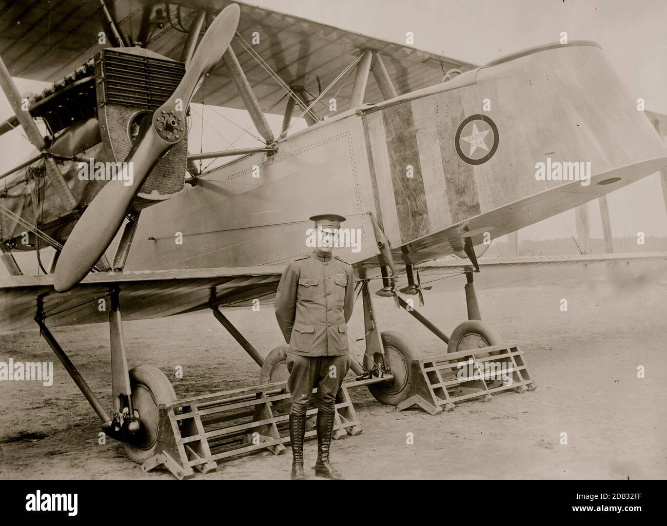 VOLO COSTA-COSTA IN 2 GIRI; Martin-Bomber lascerà Mineola in pochi giorni Forsan Francisco.WILL RIVALE DELLA MARINA RECORDSCHEDULE chiede un 2,750 MileTrip in 31 ore e 4 minuti con una fermata.CAPT. FRANCIS TO COMMANDPlane è dotato di due LibertyMotors e avrà un equipaggio di quattro o cinque. Per trasportare equipaggio di quattro o cinque persone. Ha due 400 H.P. Liberty Motors... Foto Stock