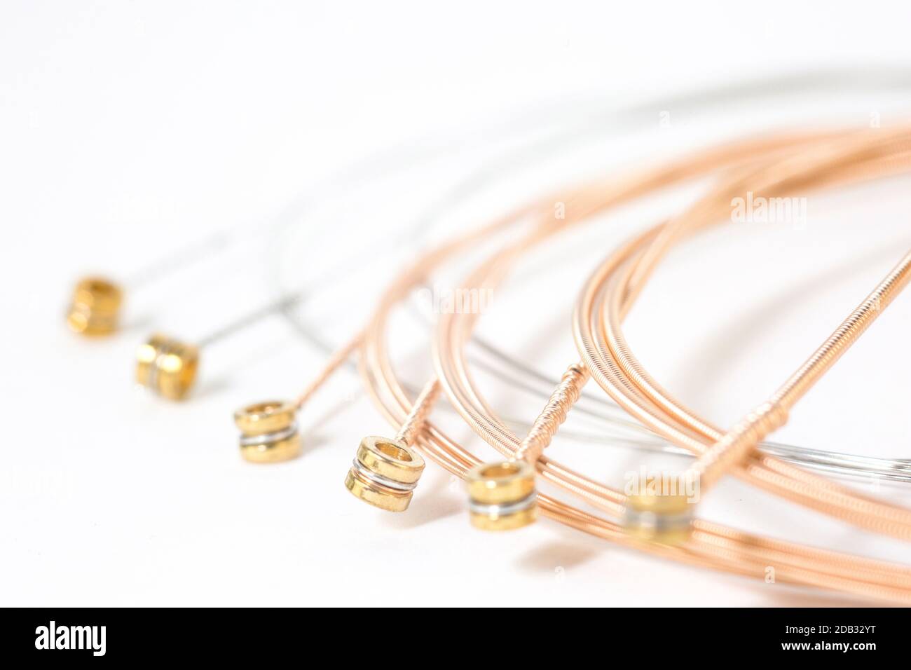 Set di twisted le corde di una chitarra isolato su sfondo bianco Foto Stock