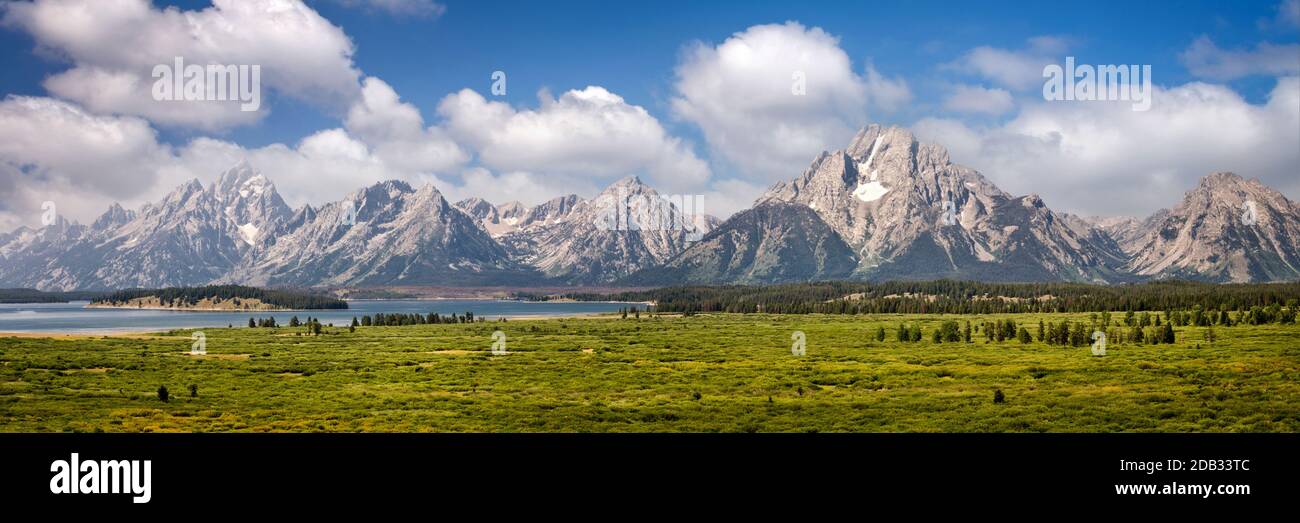 Parco nazionale del Grand Teton, panorama della catena montuosa, Wyoming, Stati Uniti. Banner Web panoramico. Foto Stock