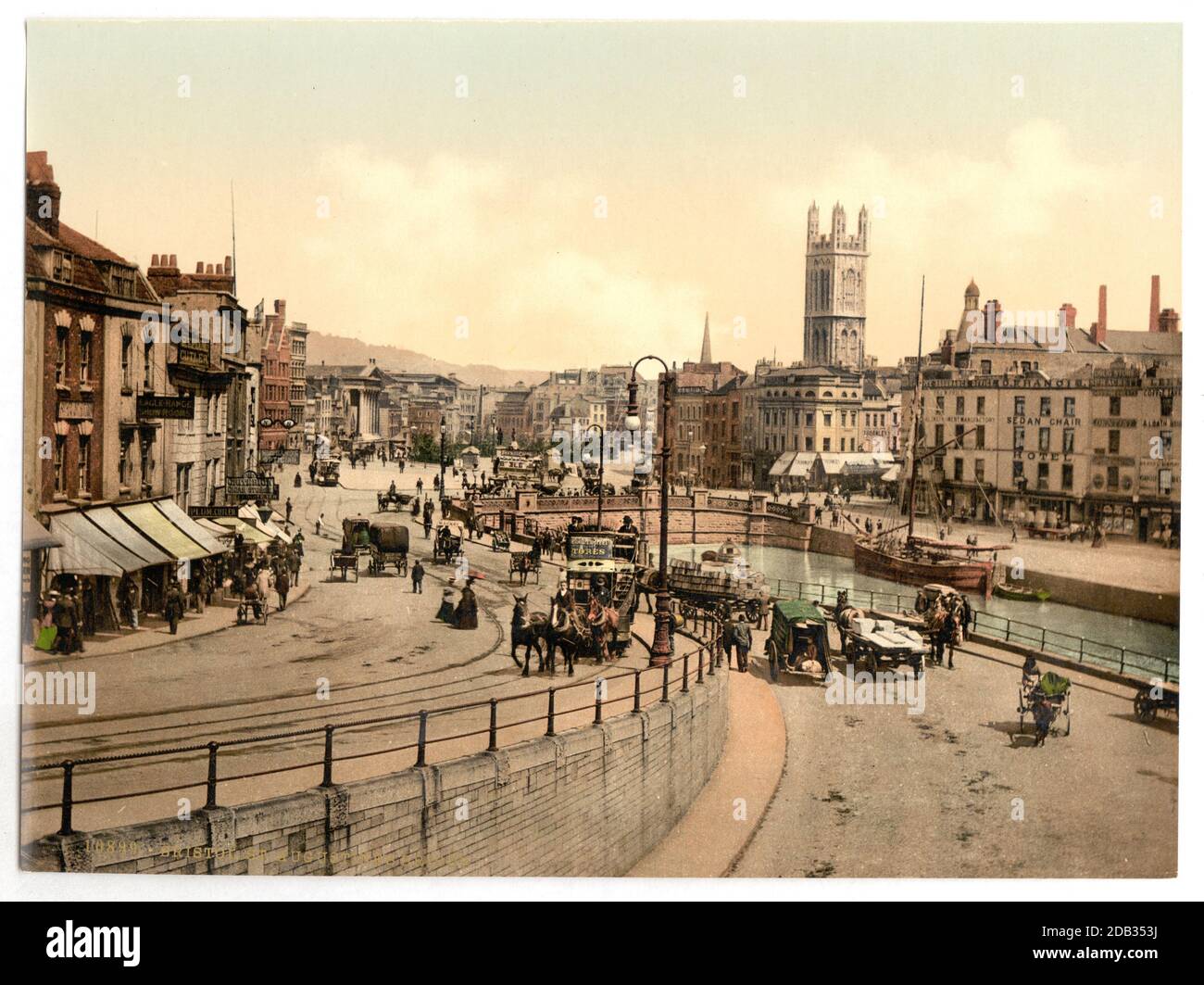 Il centro di Bristol, Inghilterra, brulica con carri, carrelli e mezzi pubblici a due piani. Ci sono piste e trolley, cavalli e una città vivace anche con una goletta ancorata nel suo canale. Foto Stock