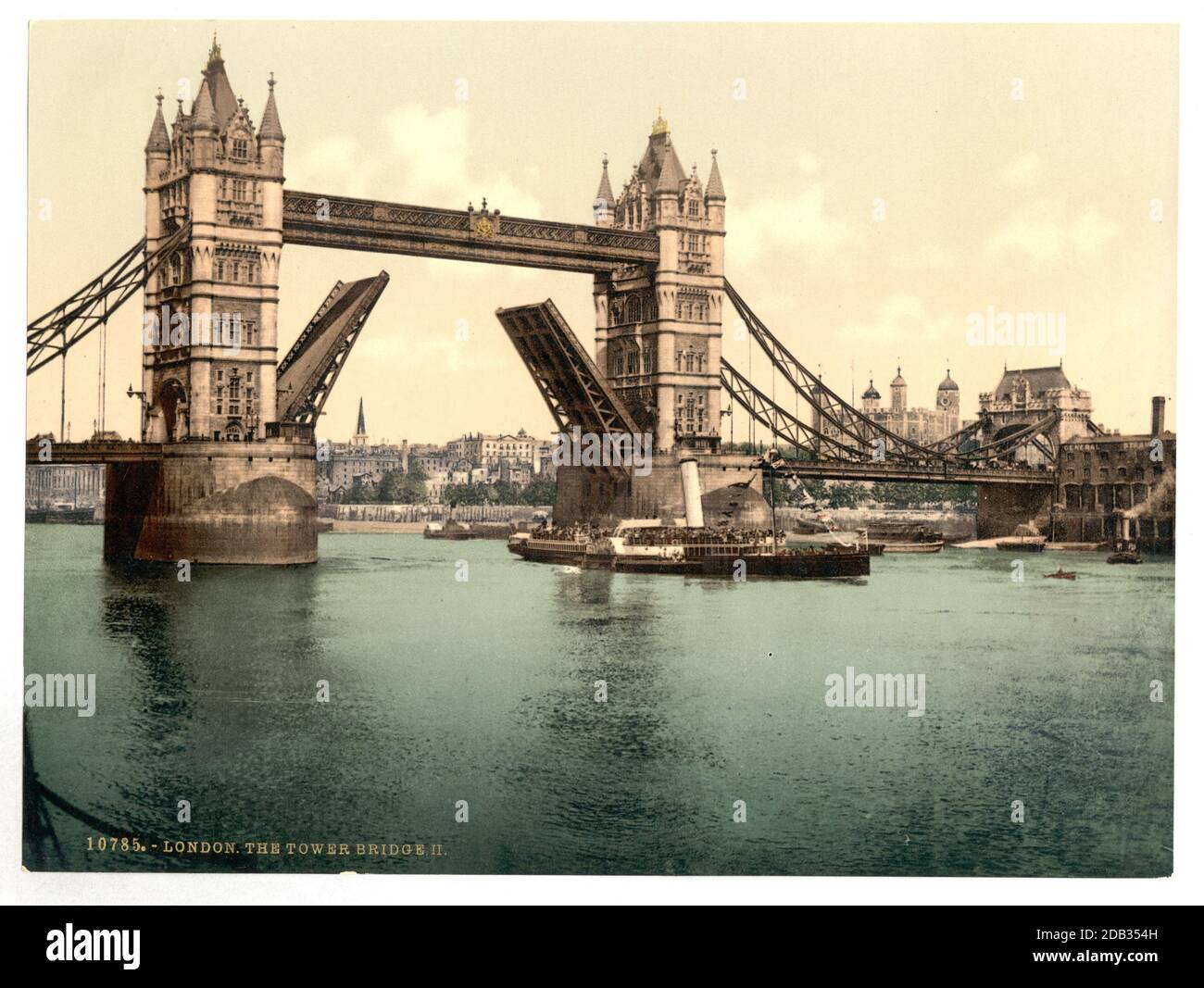 Il Tower Bridge di Londra si solleva per consentire il passaggio di un'imbarcazione lungo il Tamigi. Foto Stock