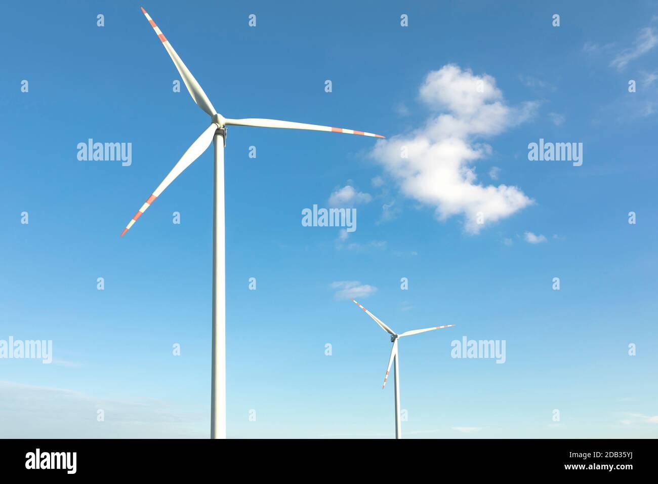 turbine eoliche in campo verde, area di campagna con cielo blu Foto Stock