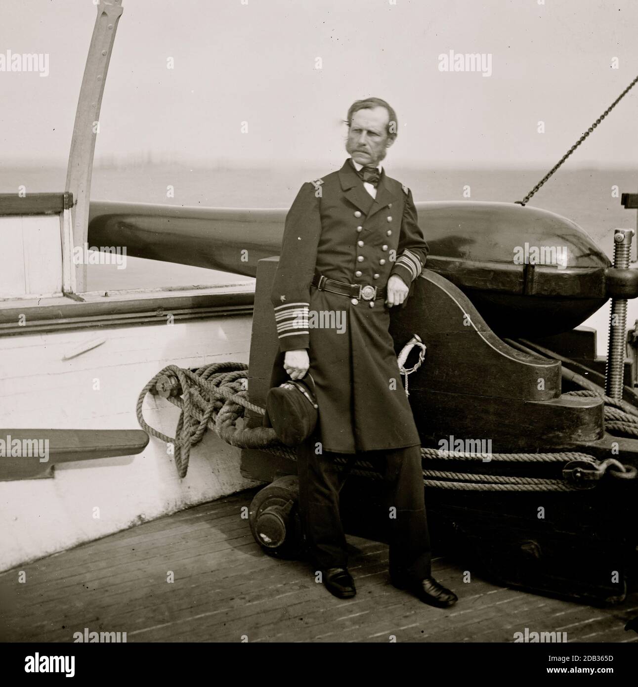 Charleston Harbour, Carolina del Sud. ADM posteriore. John A. Dahlgren in piedi da una pistola Dahlgren sul ponte della U.S.S. PAWNEE. Foto Stock