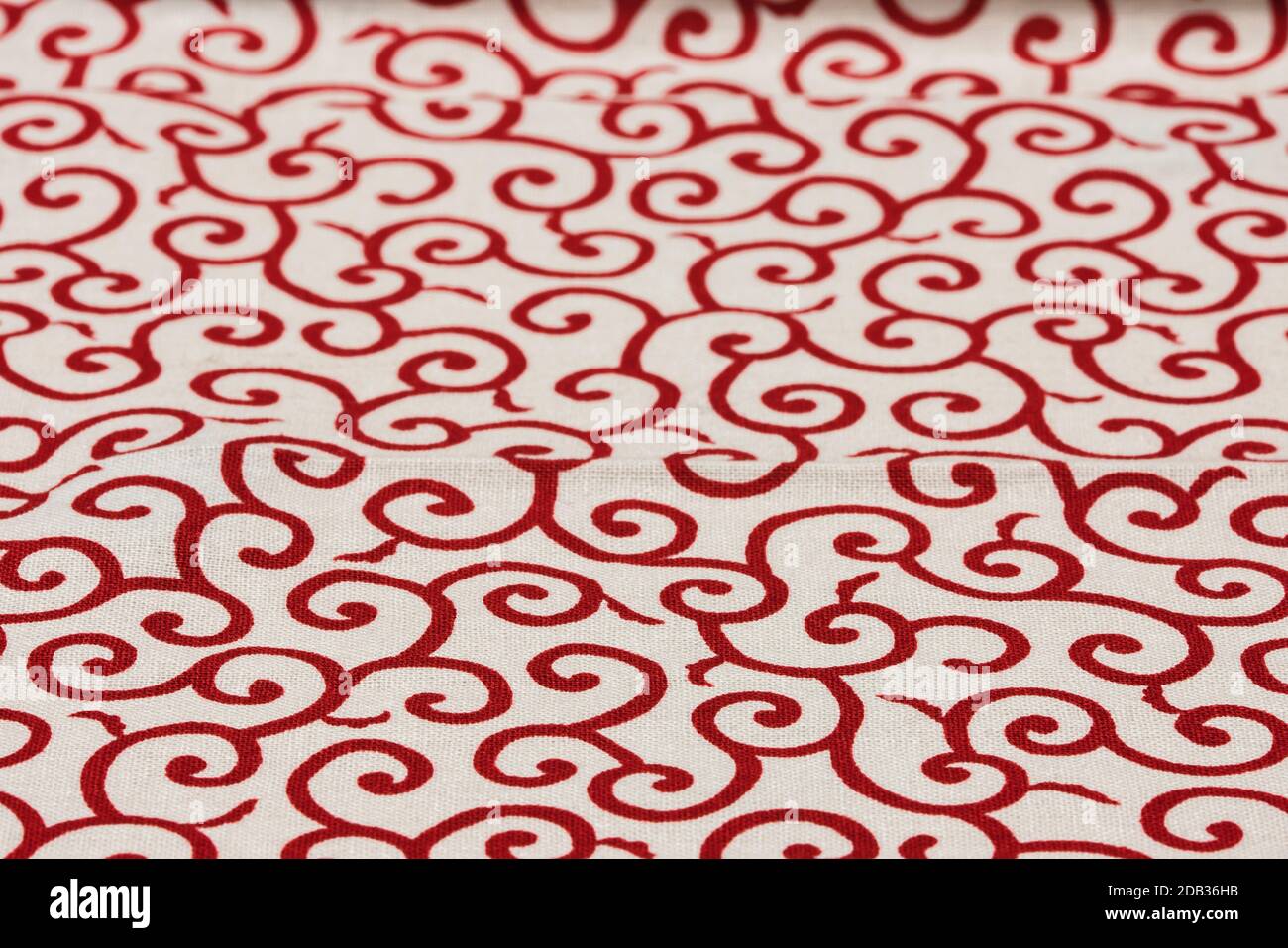 Altamente dettagliate tutto texture di sfondo della tradizionale giapponese del rosso e bianco a forma di foglie di pattern design tessile in tessuto sintetico. Foto Stock