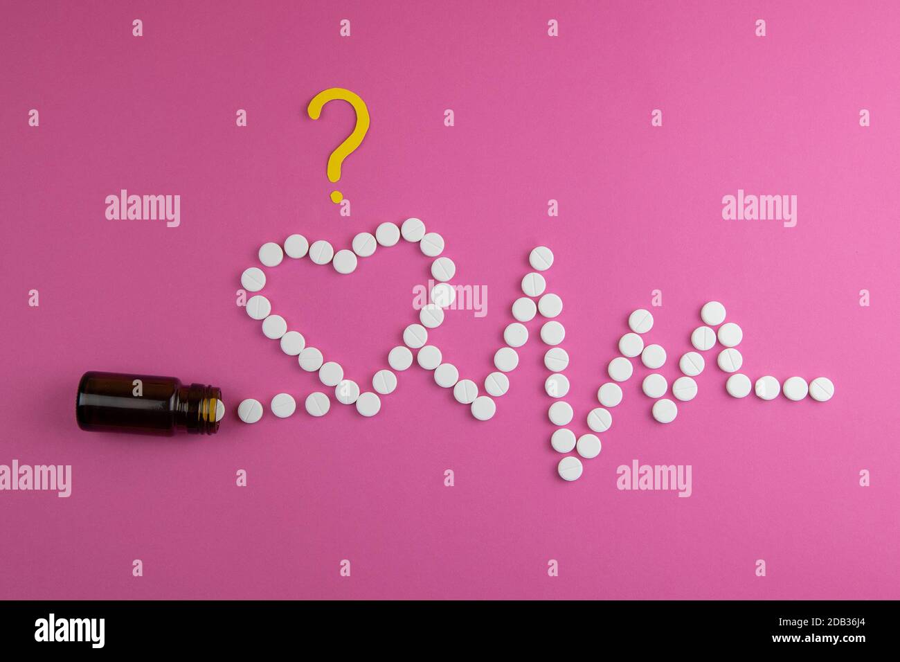 Medicina, sanità e farmacia concetto con un punto interrogativo - pillole e di farmaci in forma di cuore e ritmi cardiaci. Foto Stock