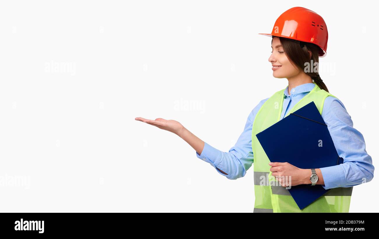 Donna ingegnere in casco protettivo con piegatrice che tiene il prodotto sopra sfondo bianco isolato Foto Stock