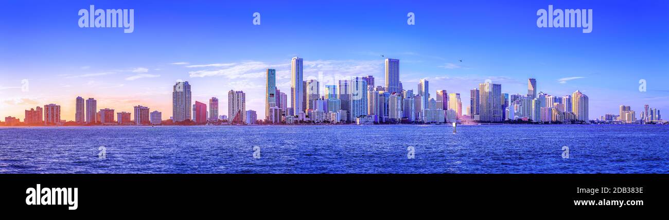lo skyline di miami al tramonto Foto Stock