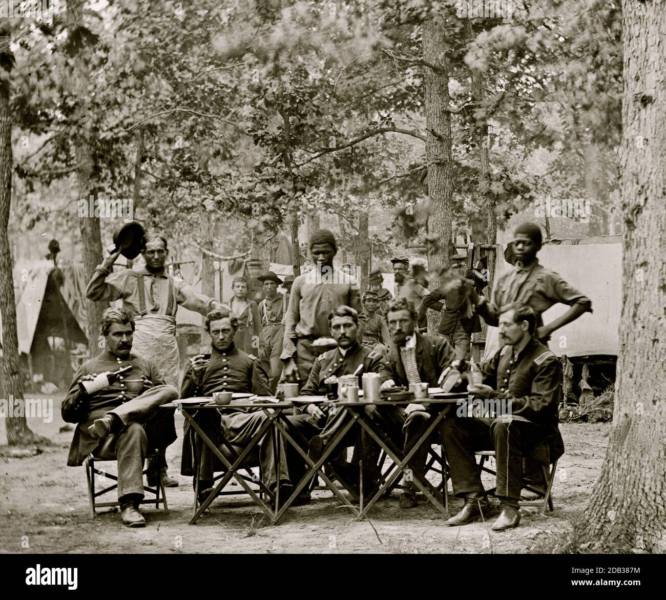 Bealeton, Virginia. Disordine dell'ufficiale. Società F, 93d New York Volontarii Quartier Generale, Army of the Potomac; due giovani neri servono come camerieri. Foto Stock