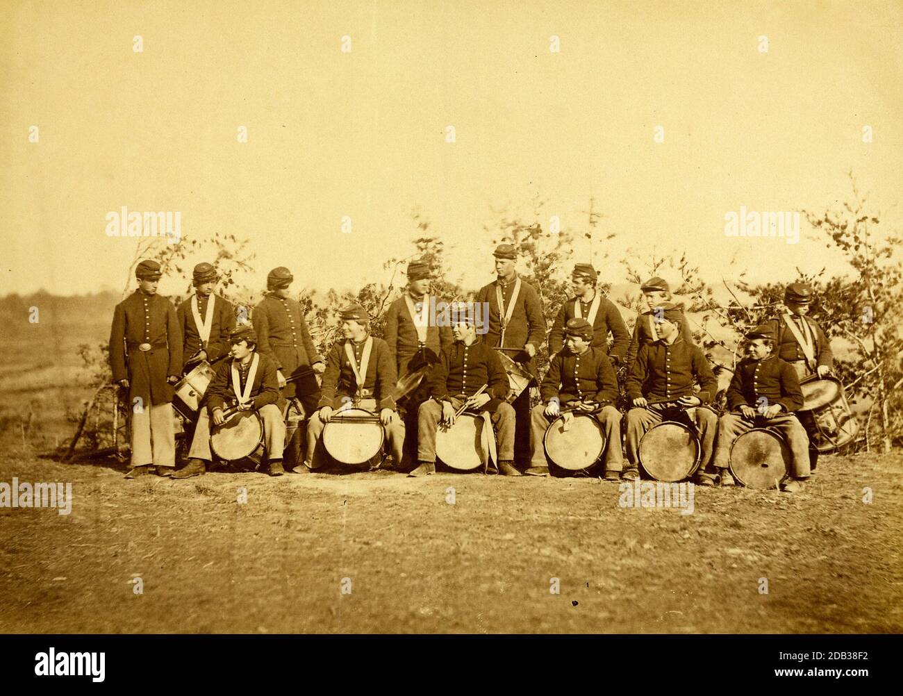 Drum Corps della 61.a fanteria di New York, Falmouth, Va., marzo 1863; ritratto di gruppo di 14 ragazzi posti con batteria. Foto Stock