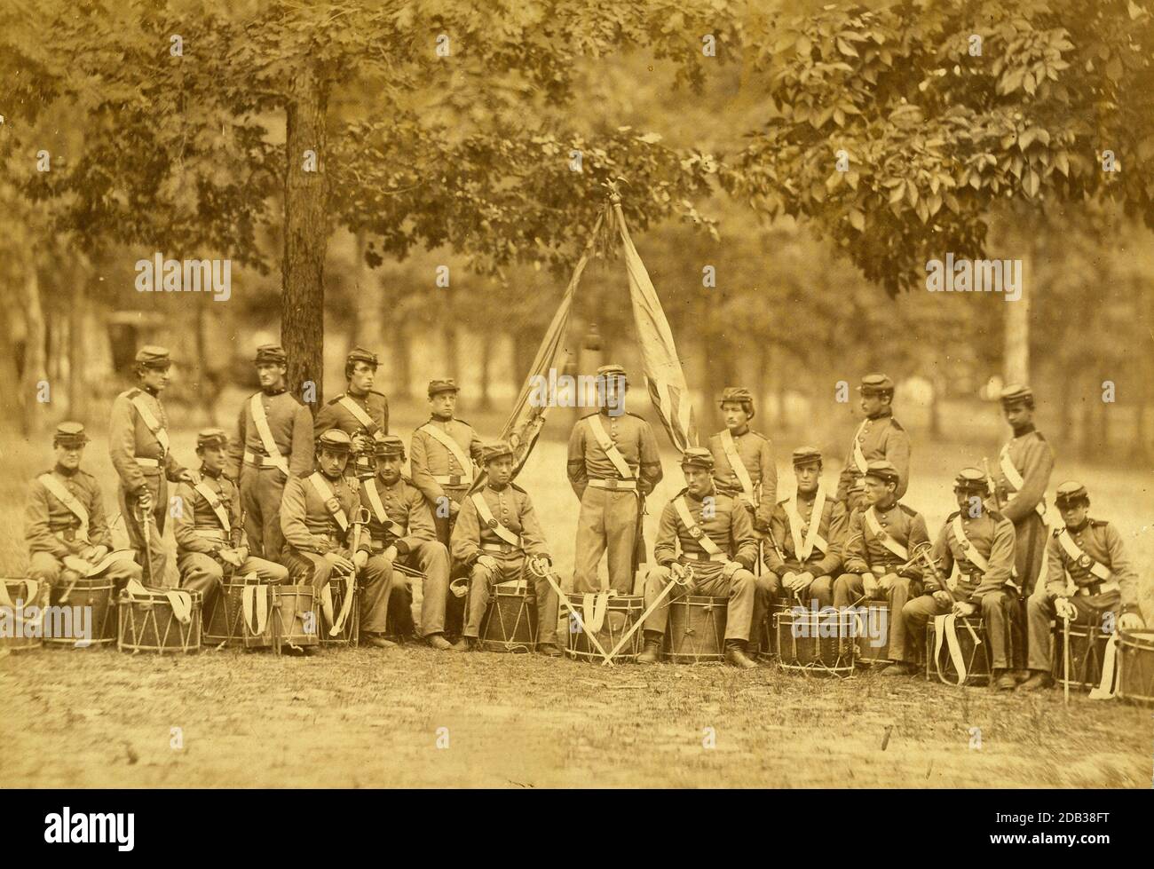 Drum Corps, 8th New York state Militia, Arlington, Va., giugno, 1861; ritratto di gruppo di 18 uomini e ragazzi, molti seduti alla batteria. Foto Stock